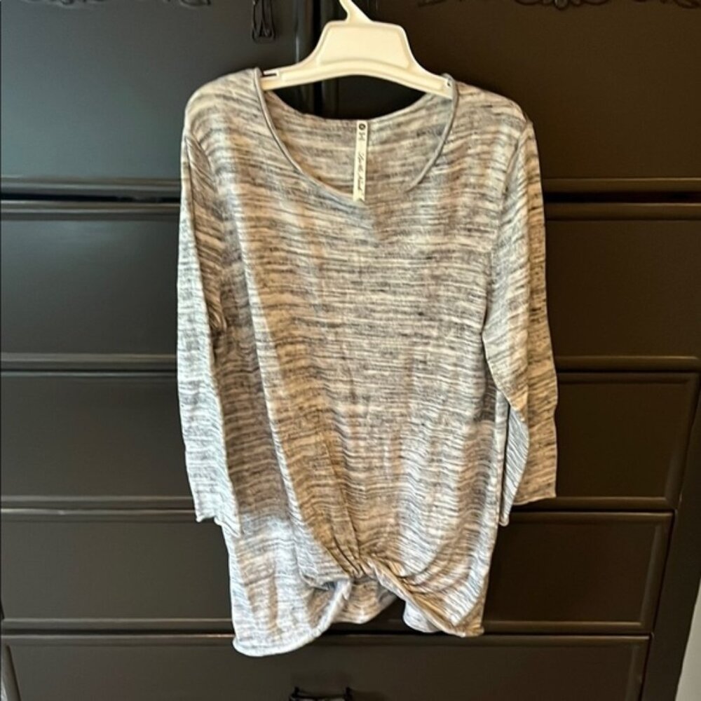 Leo & Nicole Gray 3/4 Sleeve twist Front top